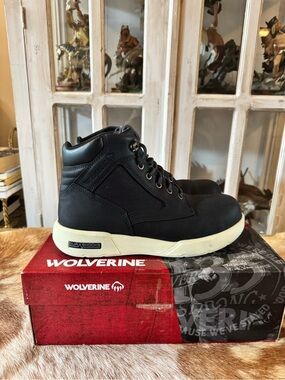 Men’s size 9.5 Wolverine boot Black, Lace Up Work Boots with Cream Sole. NWT